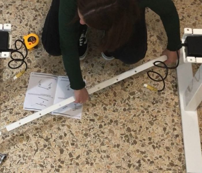 montaje barra travesera escritorio